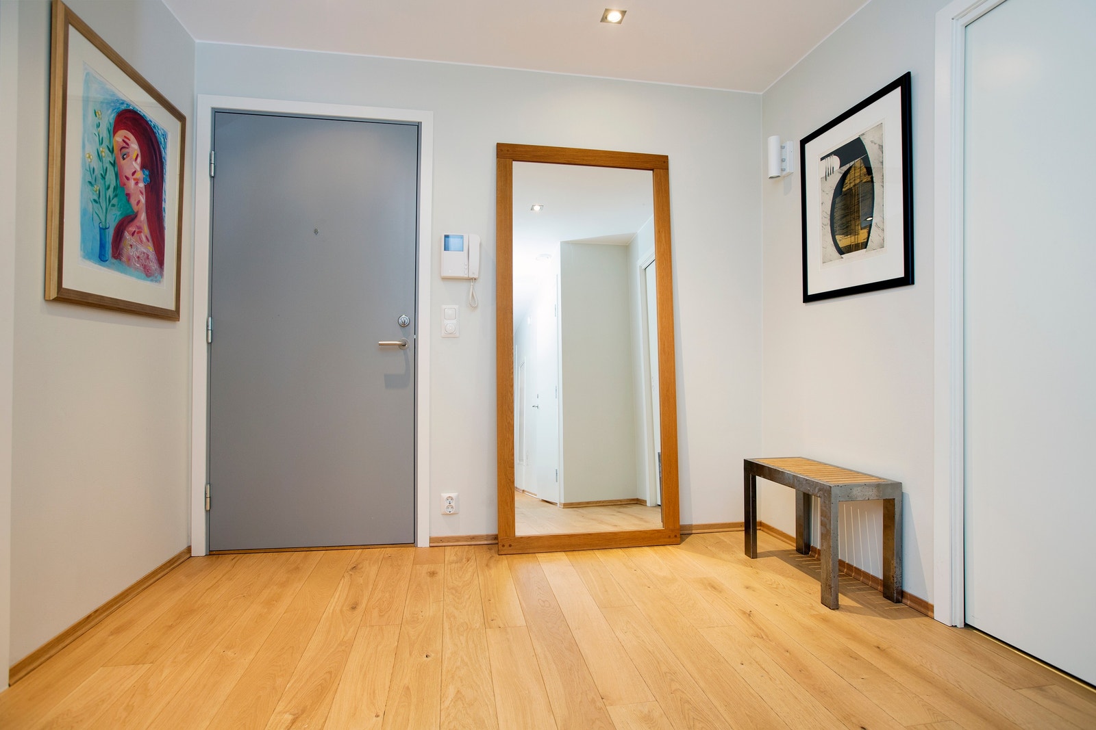 Romslig entre med adskilt garderobe Galleribilde