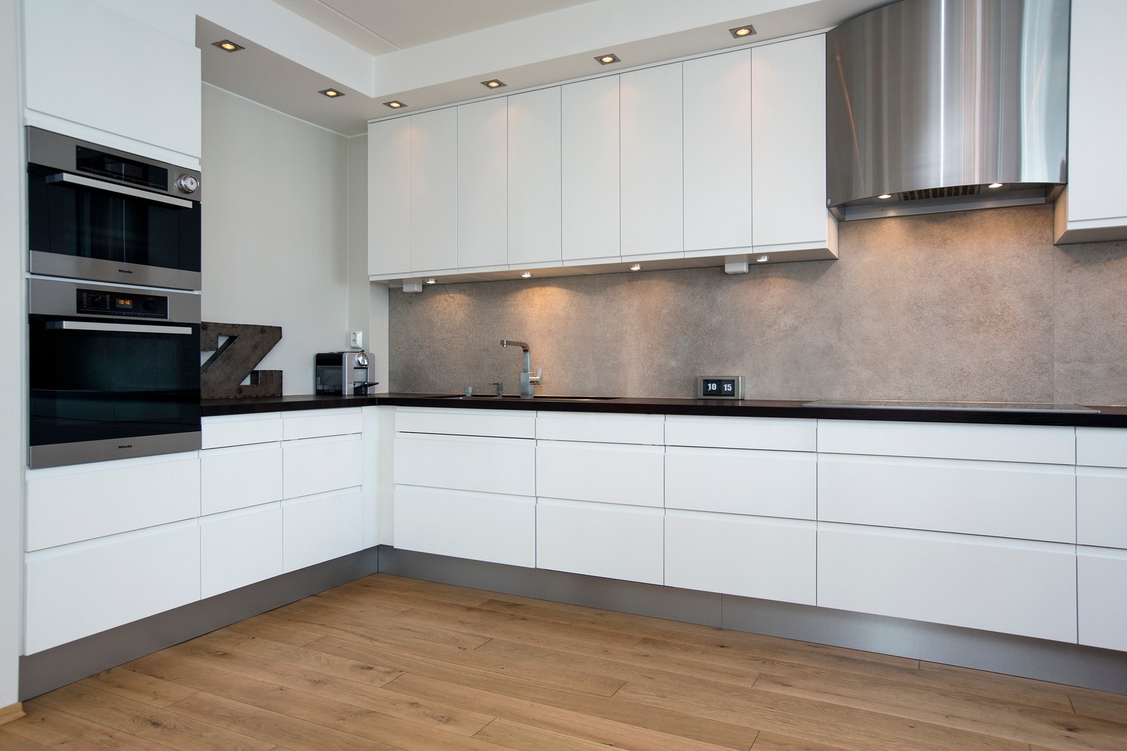 Moderne og rikt utstyrt kjøkken Galleribilde