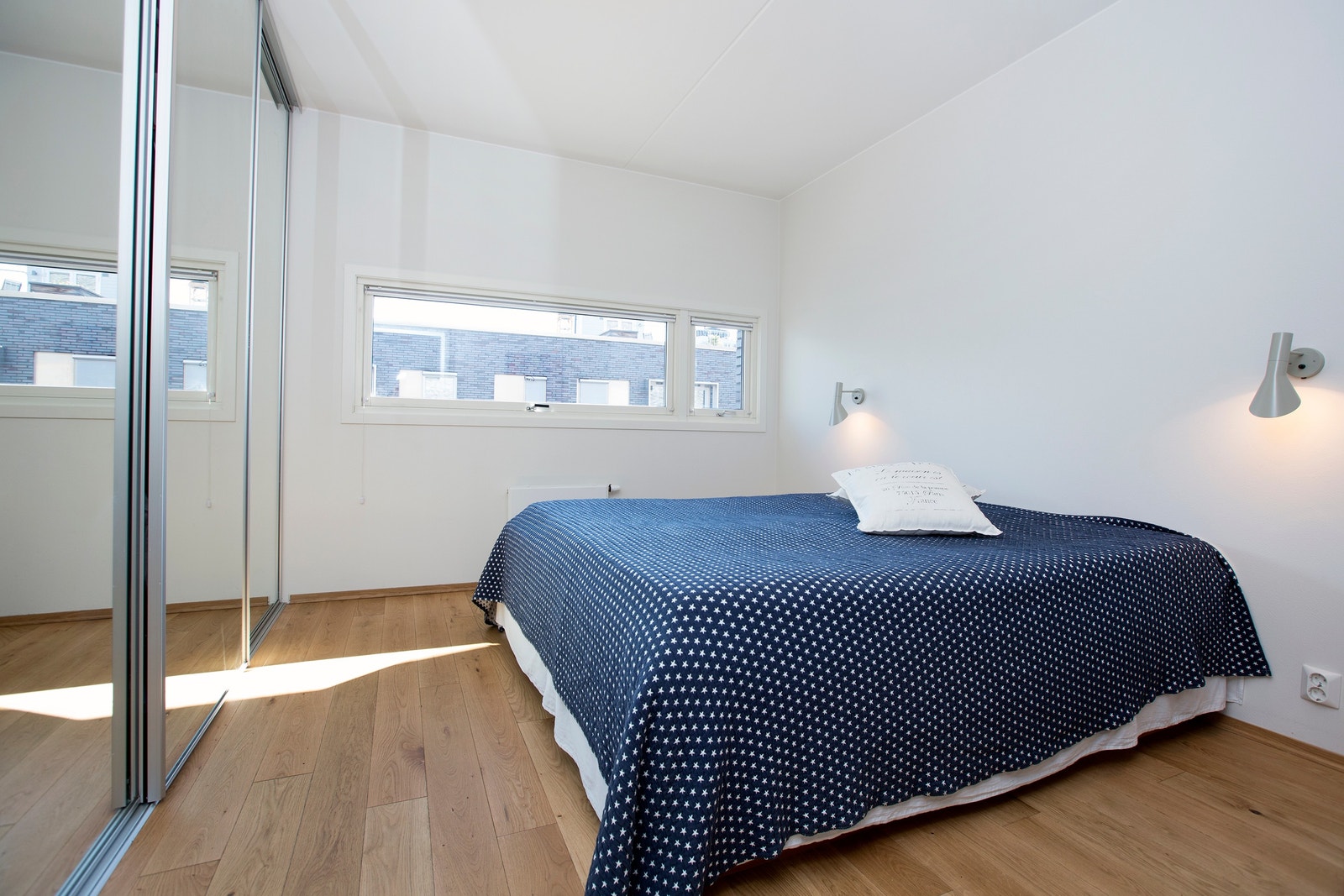 Stort soverom med skyvedørsgarderobe Galleribilde