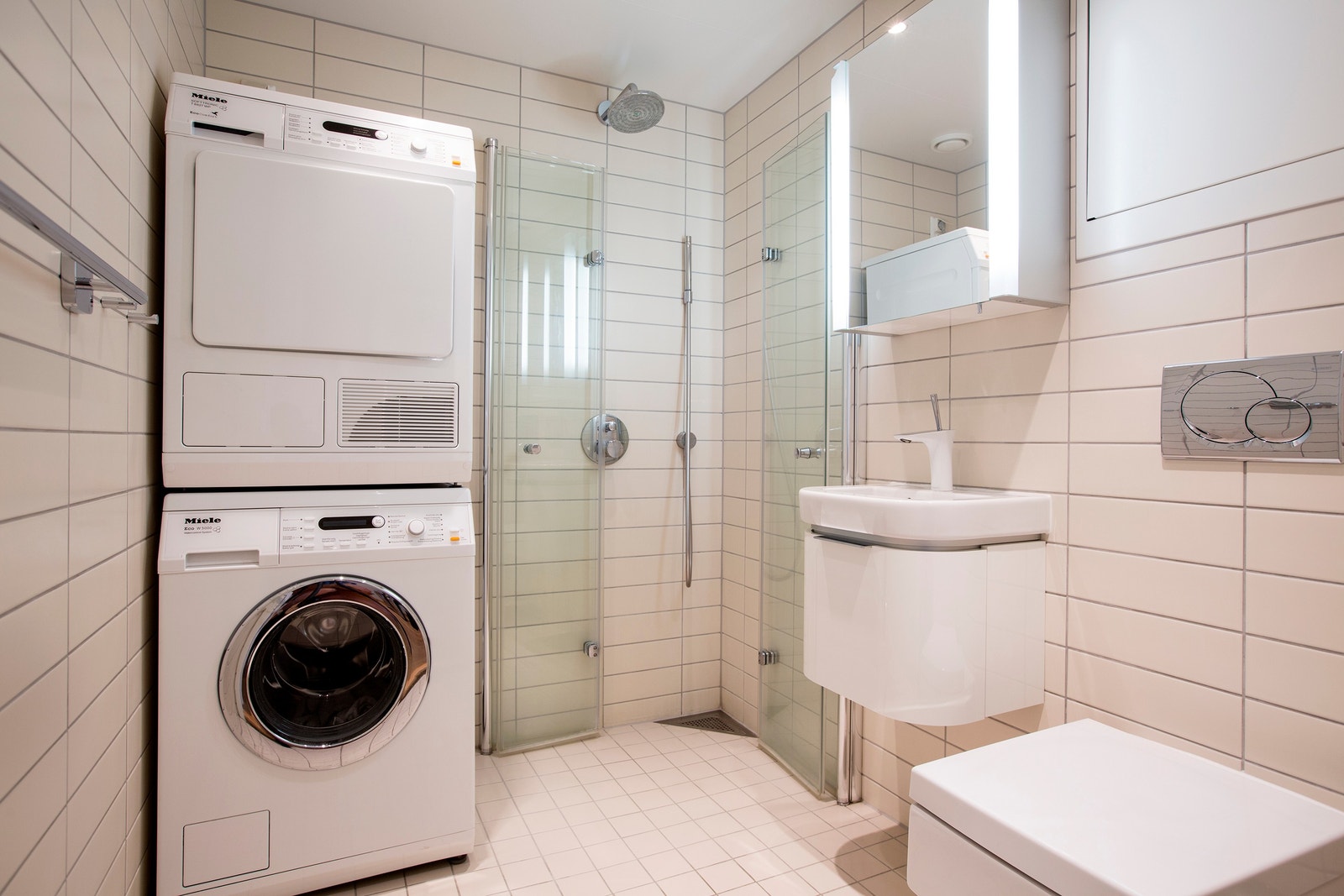 Bad med dusj og vaskesøyle Galleribilde