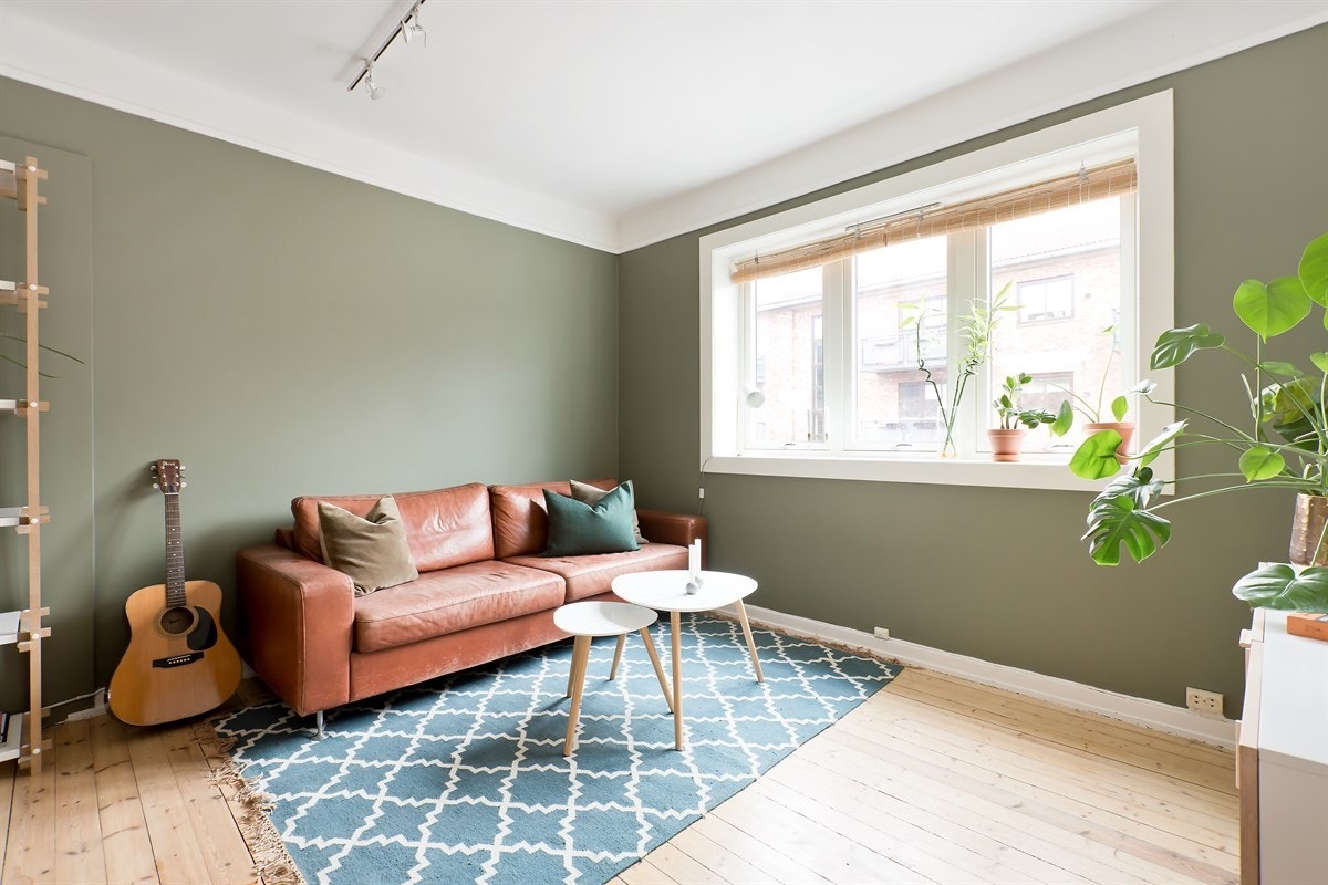 Sofaen finner sin naturlige plassering og de originale tregulvene gjør rommet lunt og hyggelig. Galleribilde