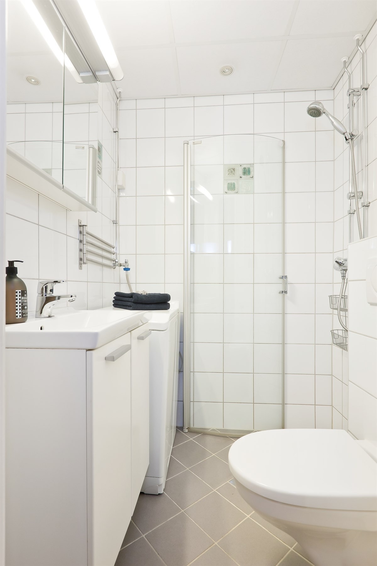 Badet ble rehabilitert i 2006 av aksjelaget. Badet er pent flislagt og har varmekabler i gulv. Opplegg til vaskemaskin. Galleribilde