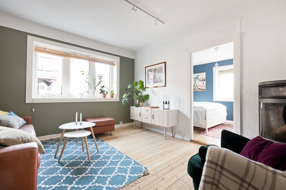 Stuen er stor med god plass til alt du trenger av møblement. Galleribilde