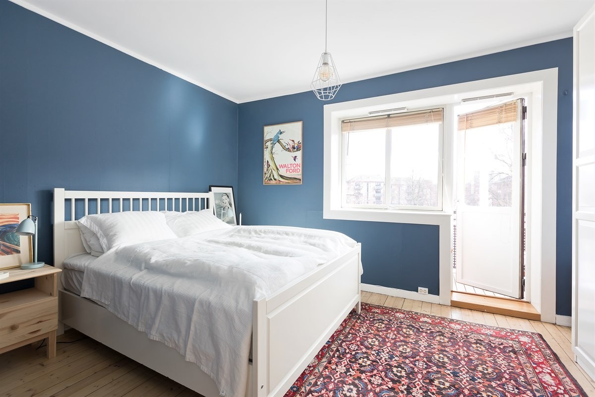 Soverommet er stort og har mer enn nok plass til en stor dobbeltseng og nattbord. Her har du også utgang til balkongen. Galleribilde