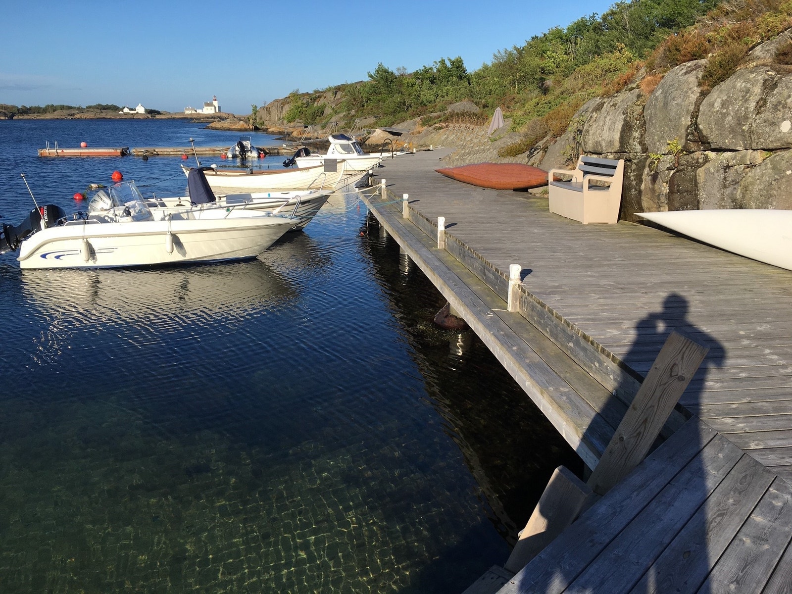 Bryggeanlegget med fellesområde. En båtplass tilfører tomten. Galleribilde