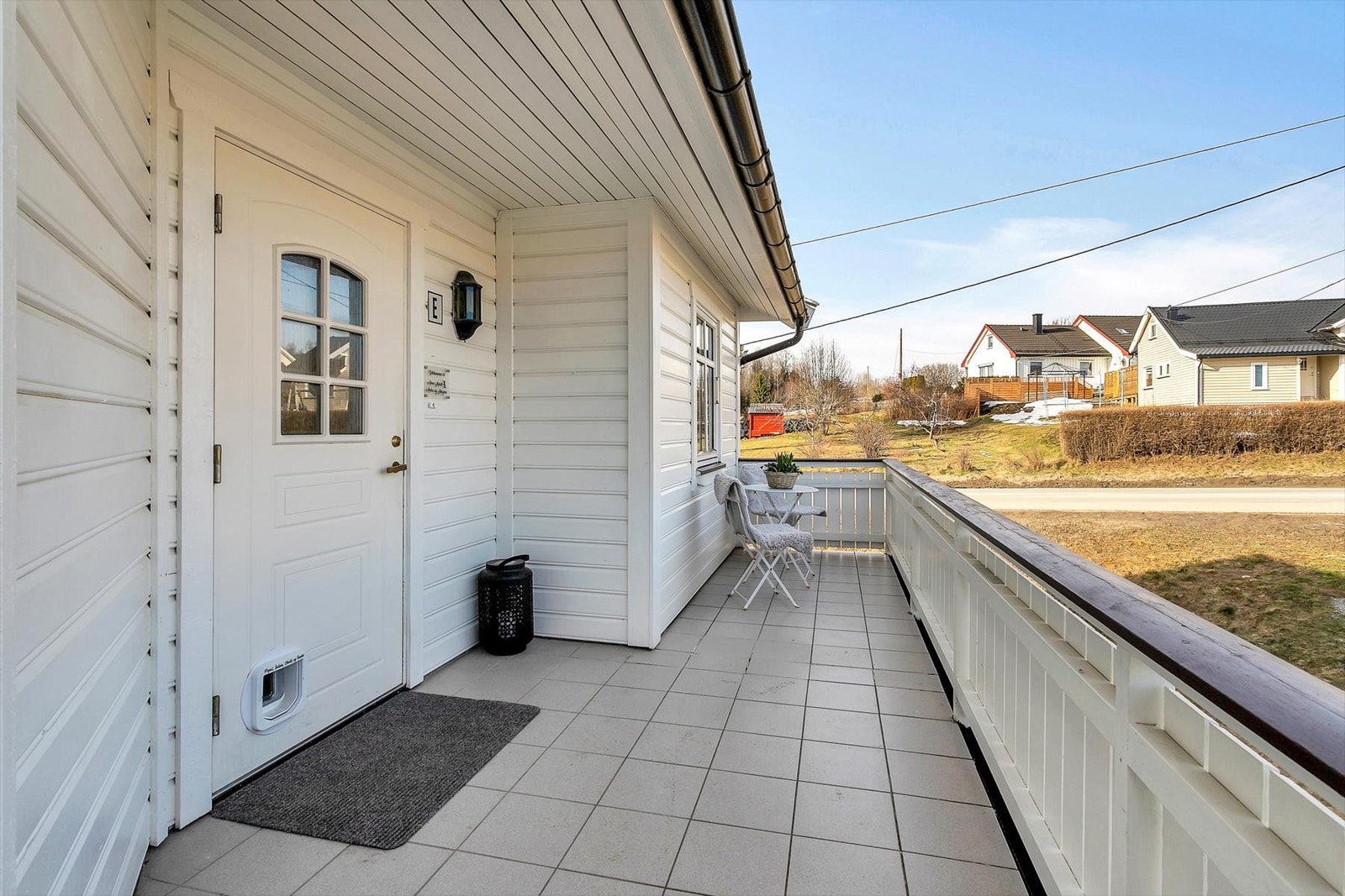 Koselig krok ved inngangsparti med plass til liten sittegruppe Galleribilde