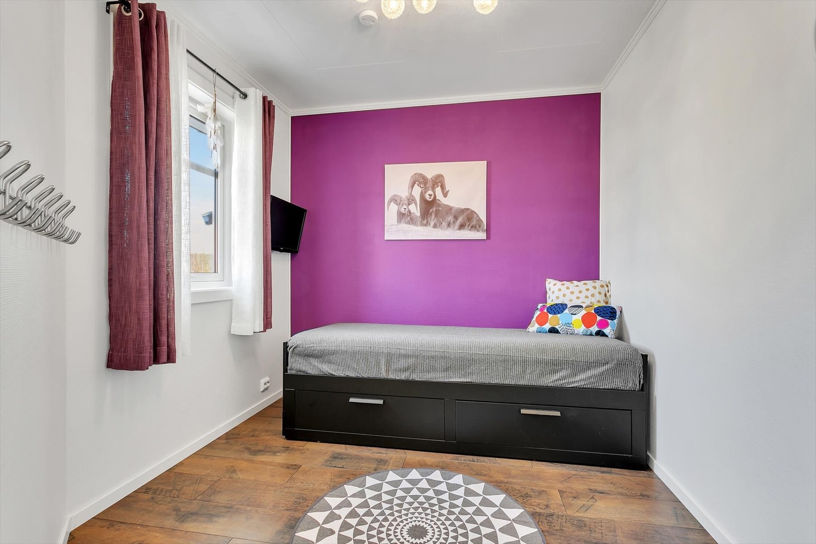 Soverom 2 har plass til seng, tilhørende nattbord, pult, etc Galleribilde