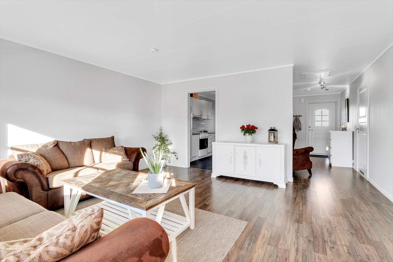 Stuen har god plass til sofagruppe, TV og oppbevaring Galleribilde