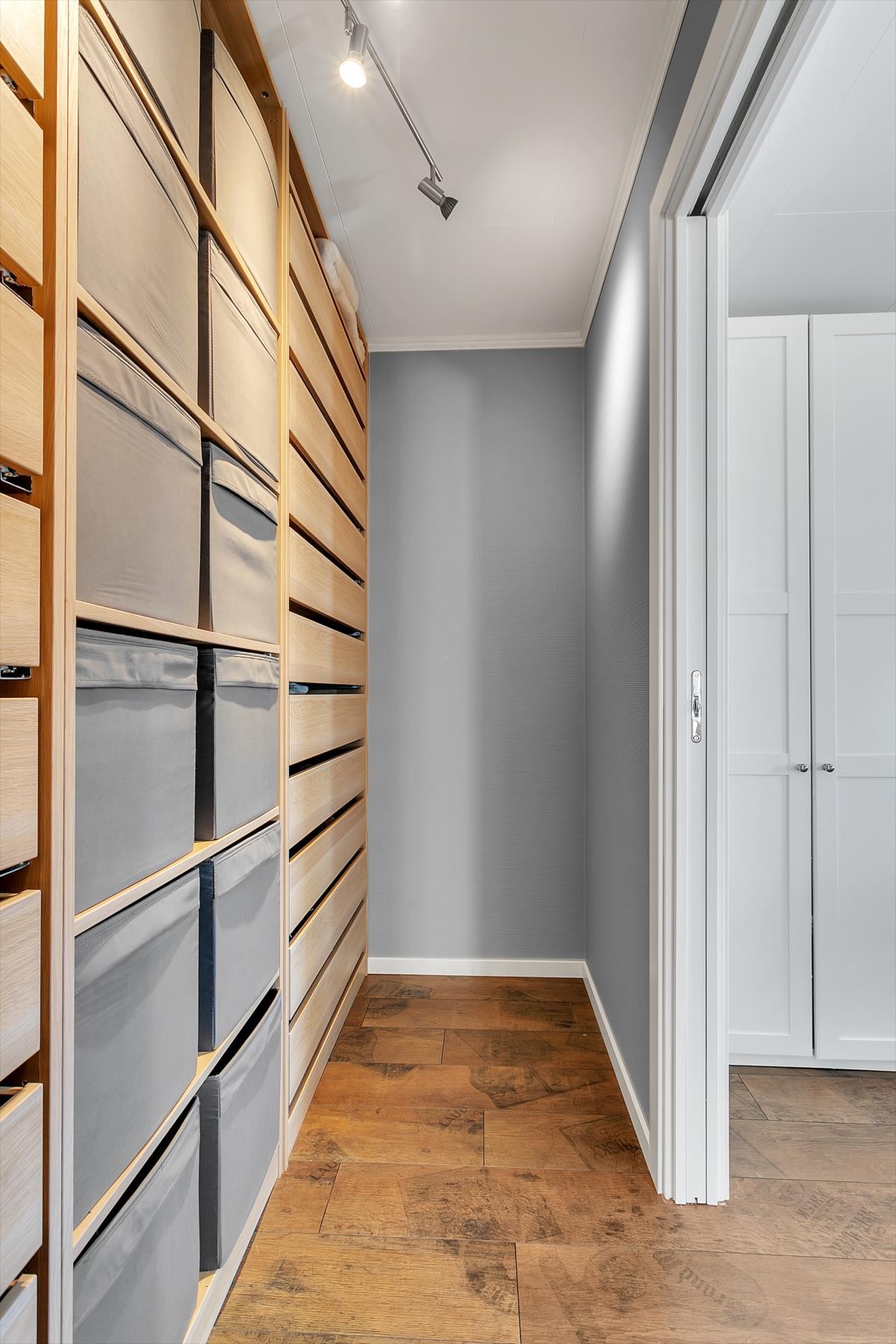 Smart oppbevaring for klær og diverse, en hverdagsluksus! Galleribilde