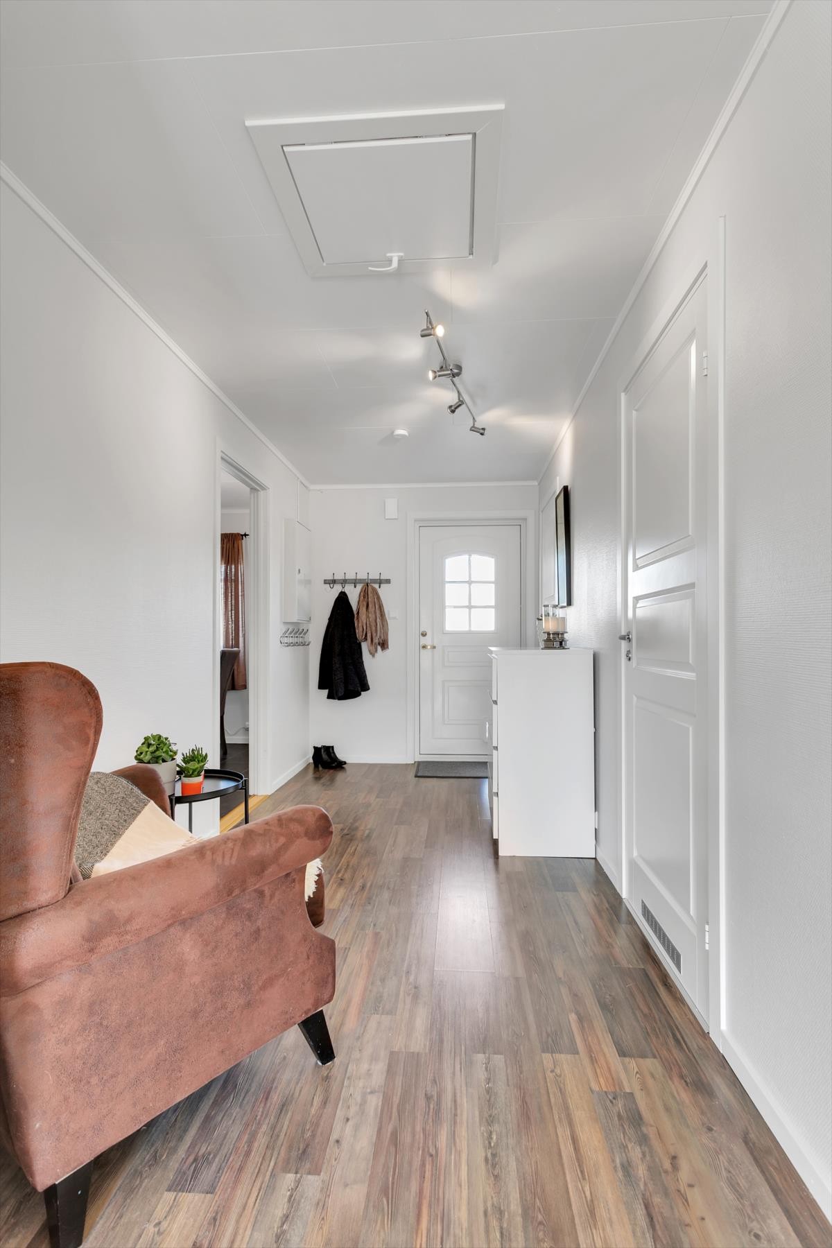 Entré kan by på god plass til yttertøy, sko og oppbevaring Galleribilde