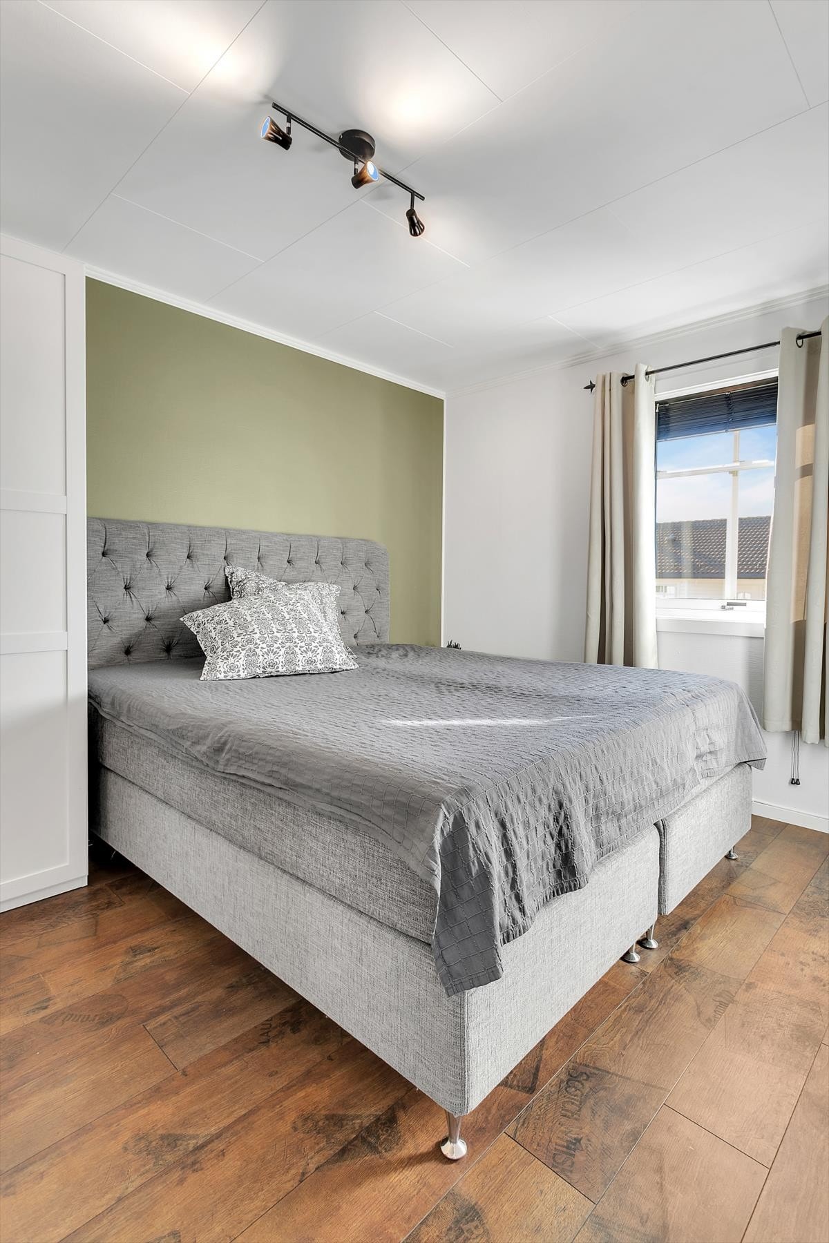 Hovedsoverom har god plass til dobbeltseng og garderobeskap Galleribilde