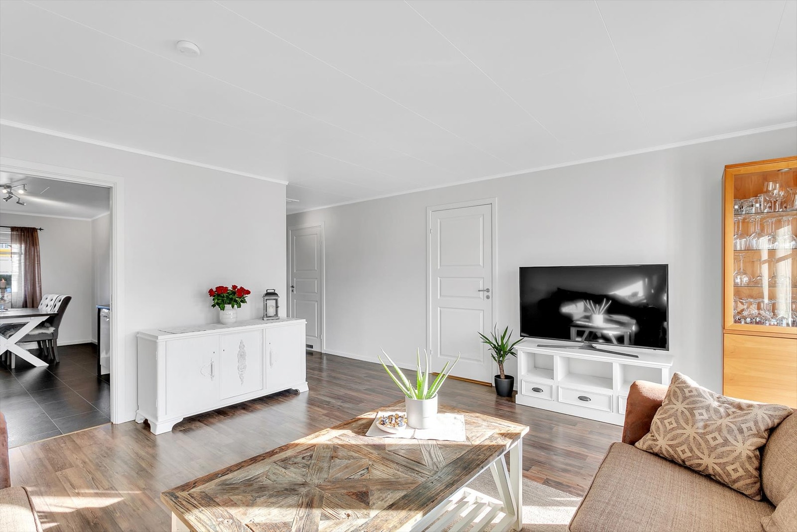 Kort vei fra stue til kjøkken Galleribilde