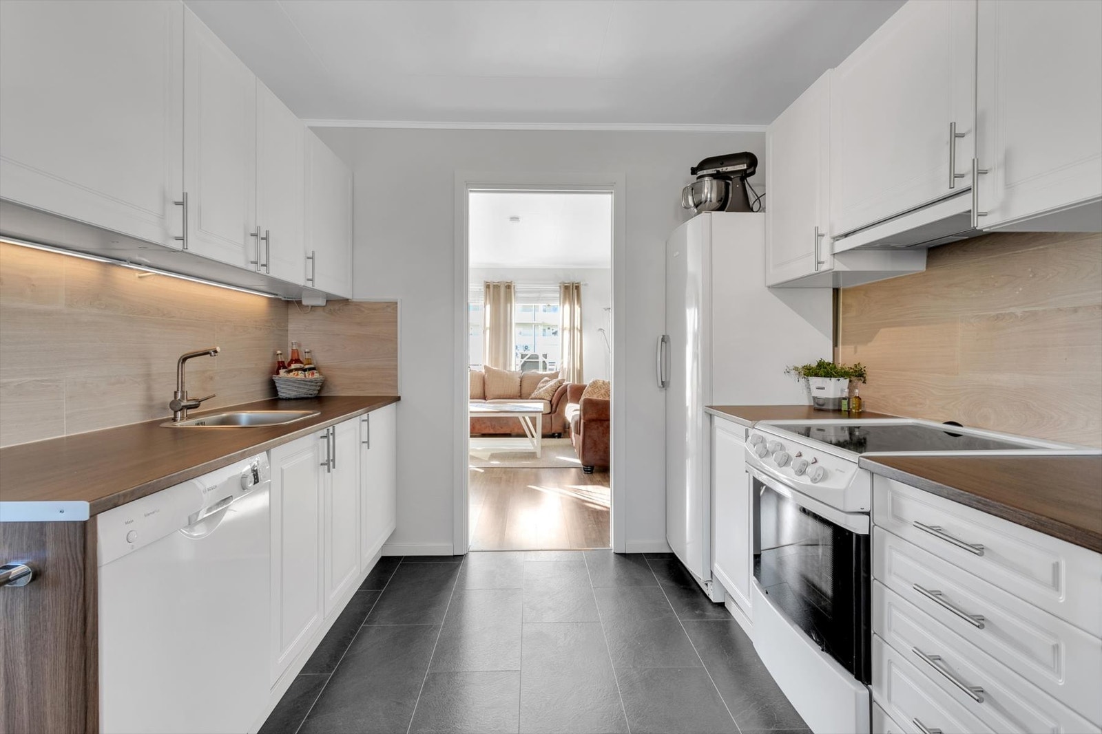 Kjøkkeninnredningen er nylig malt. Benkeplater og vask er nylig skiftet, og fremstår som fresht Galleribilde