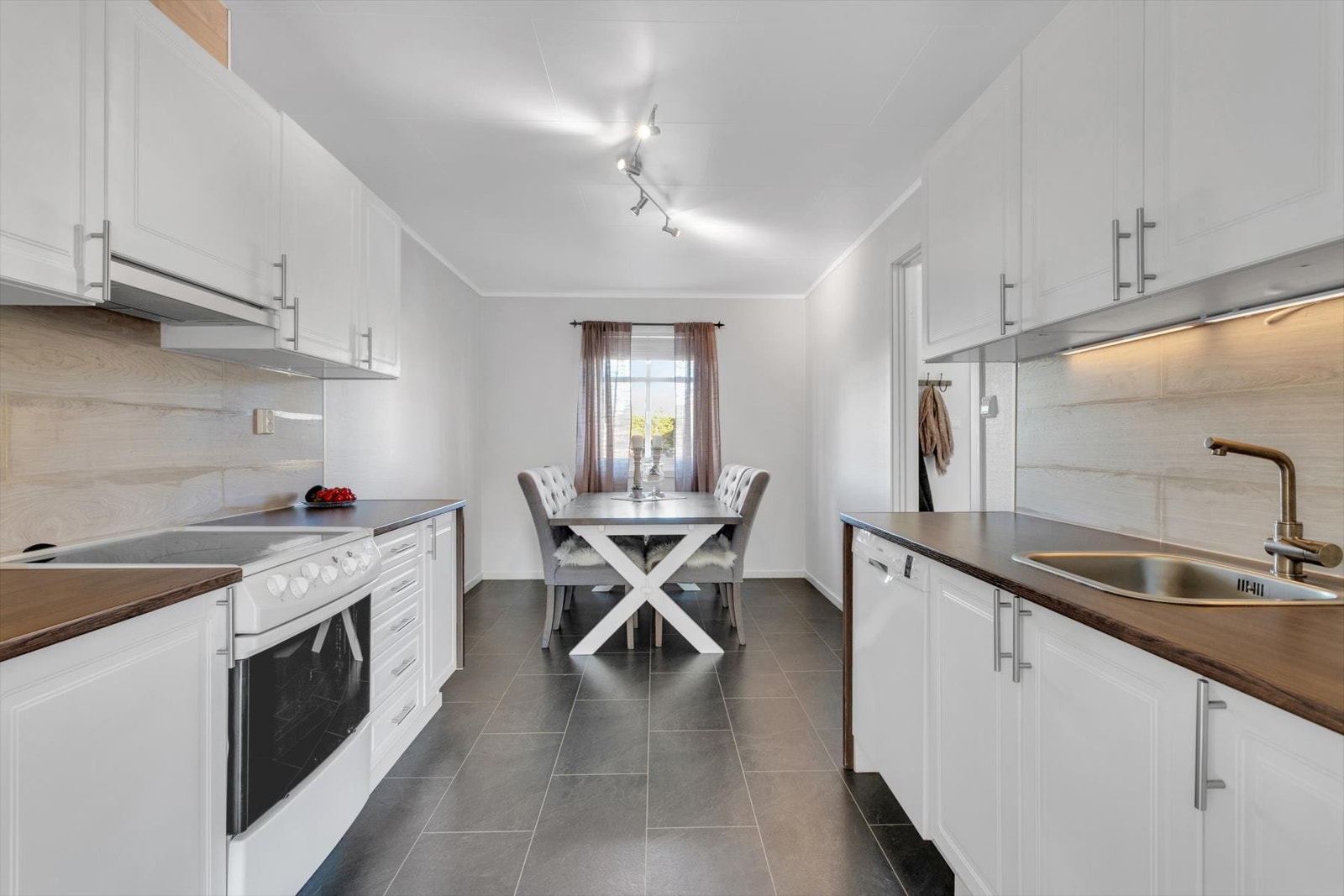 Det er god plass til spisegruppe på kjøkkenet Galleribilde