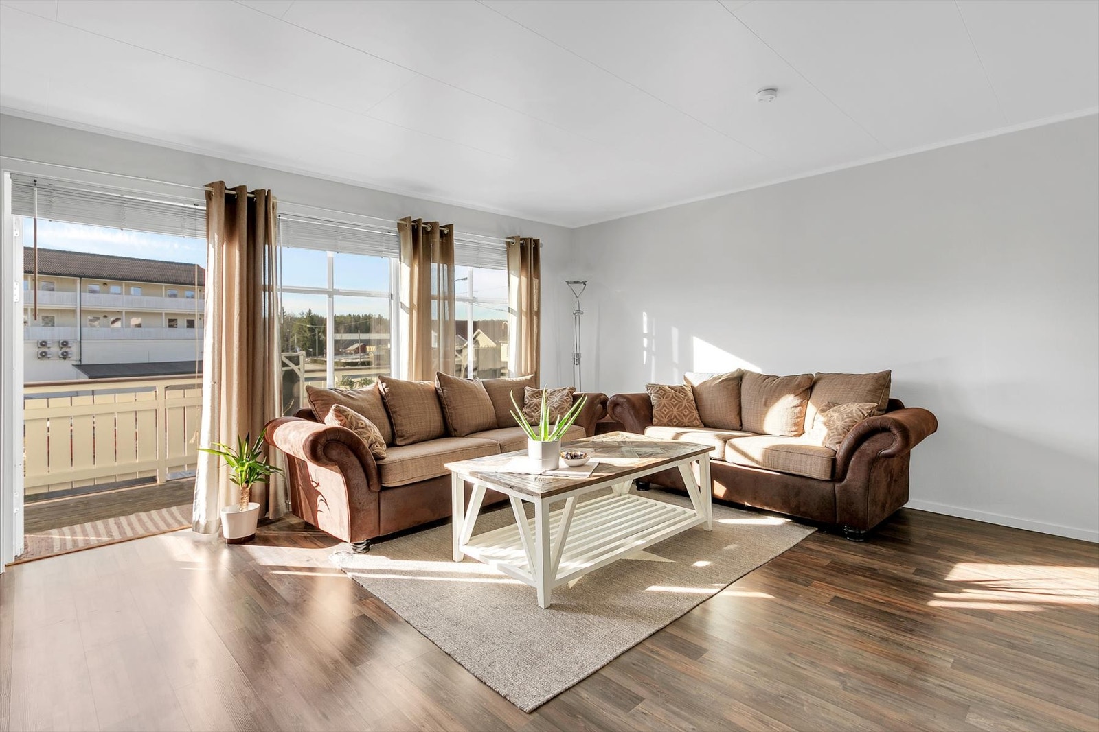 Romslig og lys stue med utgang til sydvendt balkong Galleribilde