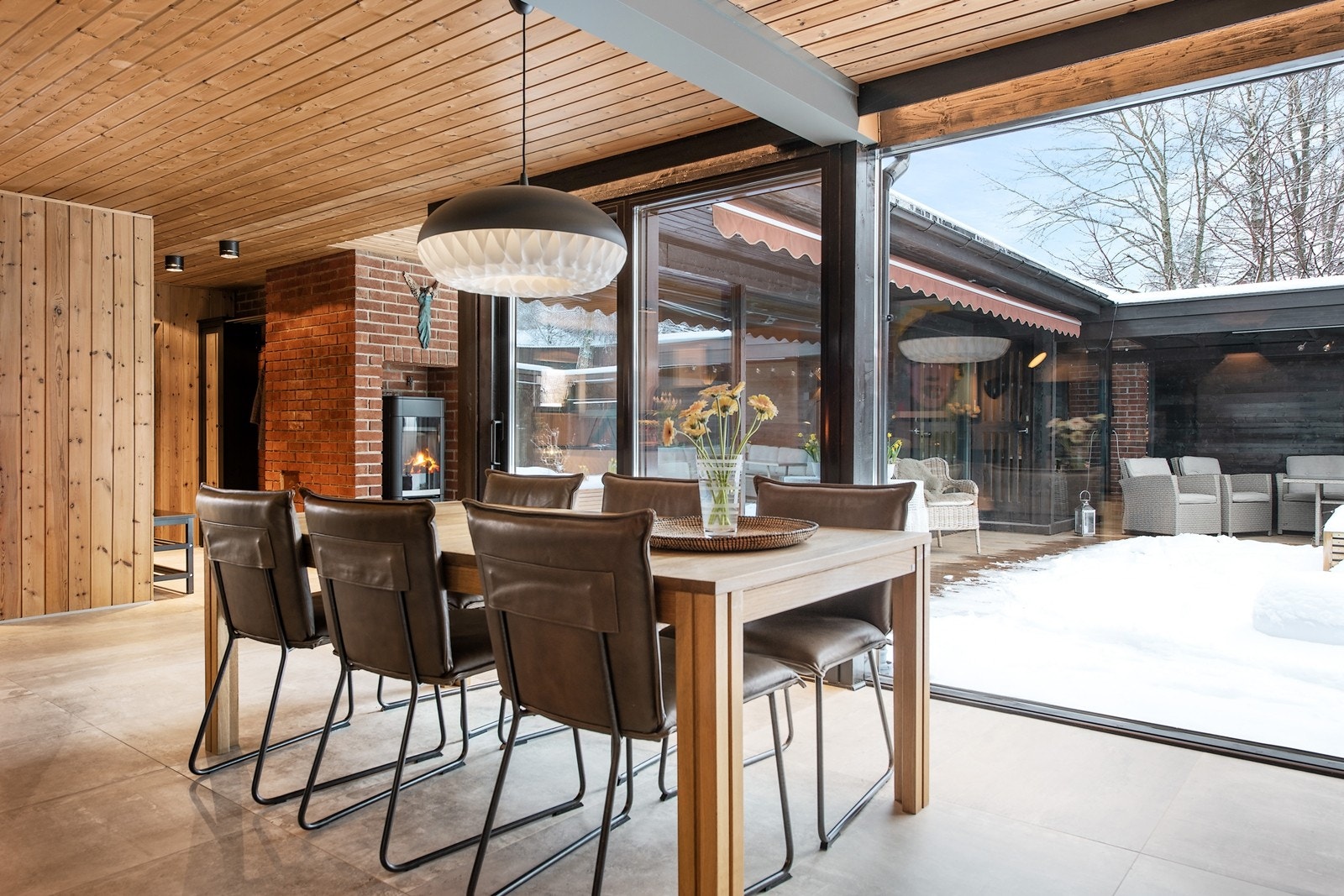 Et hyggelig rom! Spisestuen er stor, luftig og et er plass til mange gjester. Danskt desgin og følelse! Galleribilde