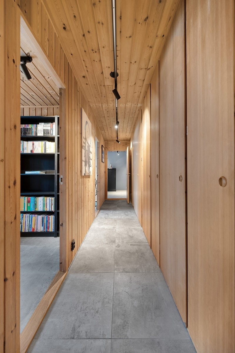 Nydelig kontraster mellom 2 stiler. Nye og eldre overflater. Garderober hele veien. Galleribilde