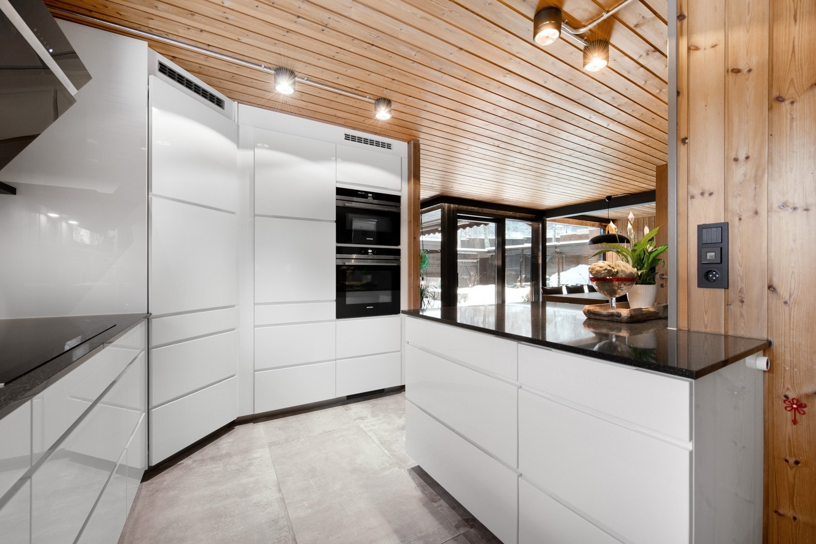 Praktisk kjøkken levert av KVIK med høykvalitets hvitevarer. Galleribilde