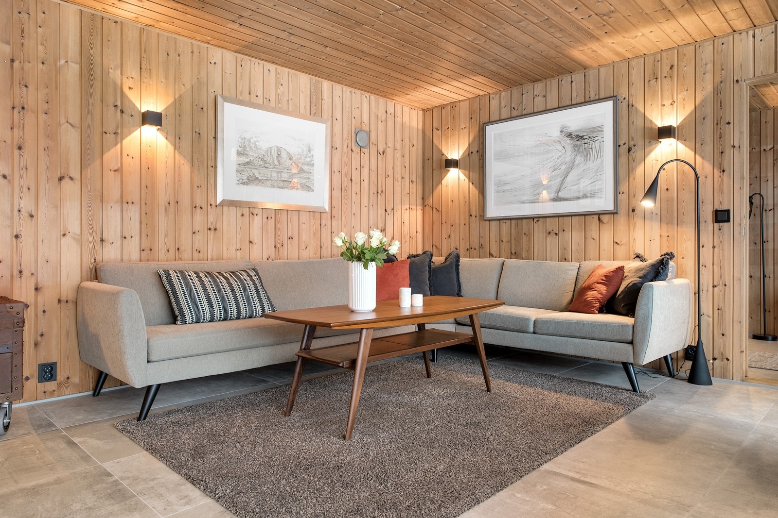 Fantastisk stue med mange flotte soner og utgang til atriumet. På sommer halvåret åpner man skyvedørene og lar atriumet bli en del av boligen Galleribilde