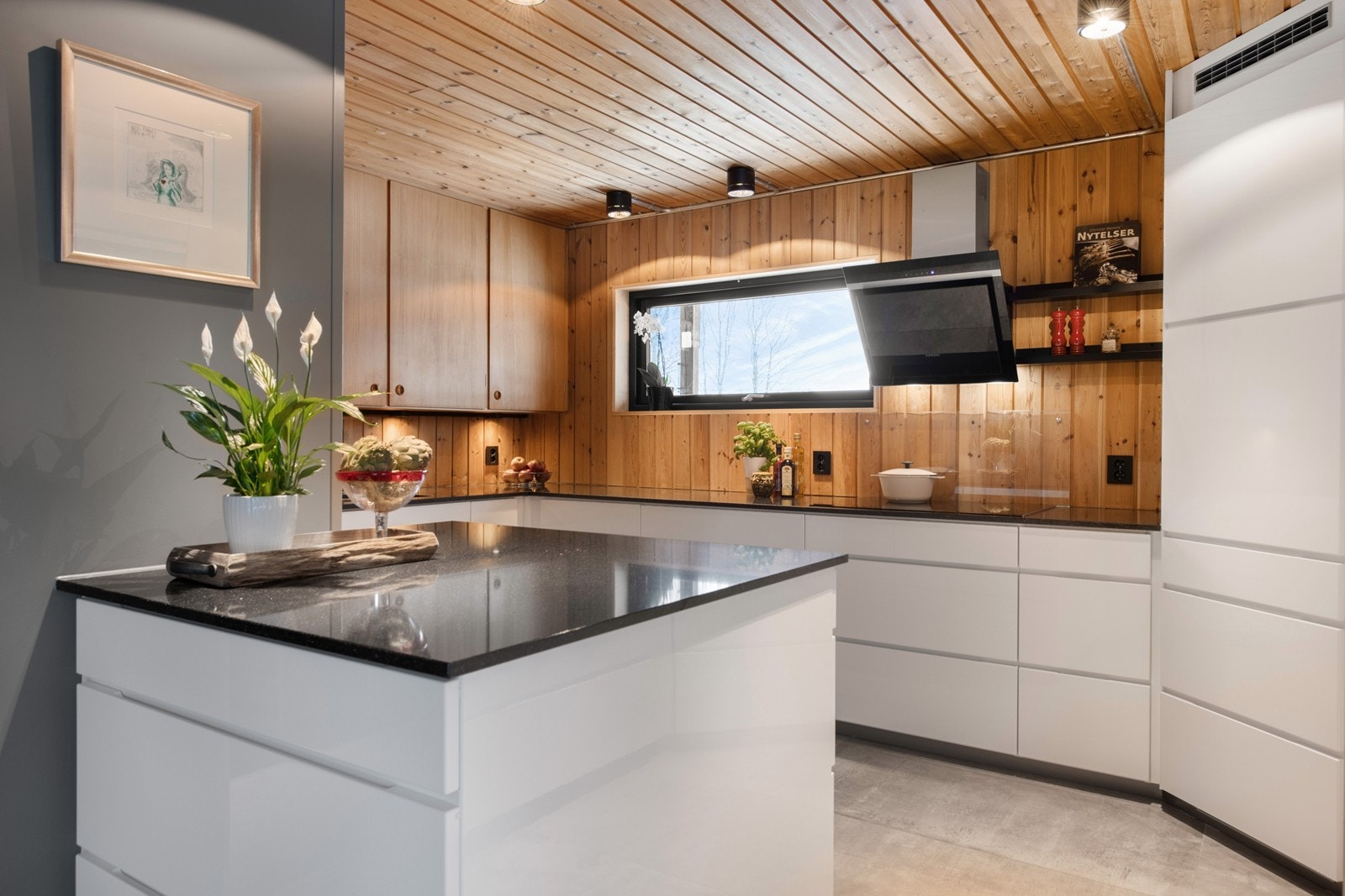 Praktisk kjøkken levert av KVIK med høykvalitets hvitevarer. Galleribilde