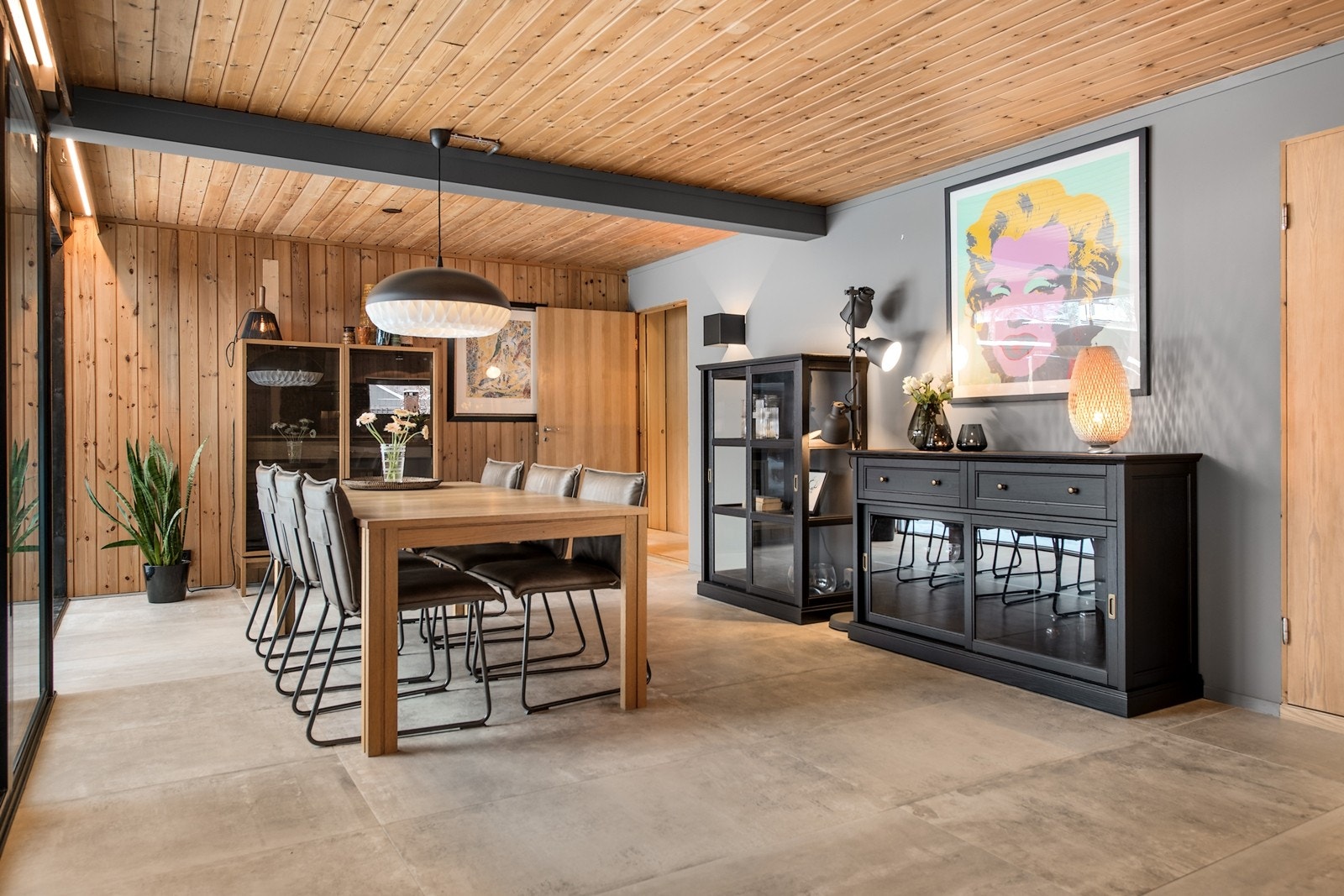 Et hyggelig rom! Spisestuen er stor, luftig og et er plass til mange gjester. Danskt desgin og følelse! Galleribilde