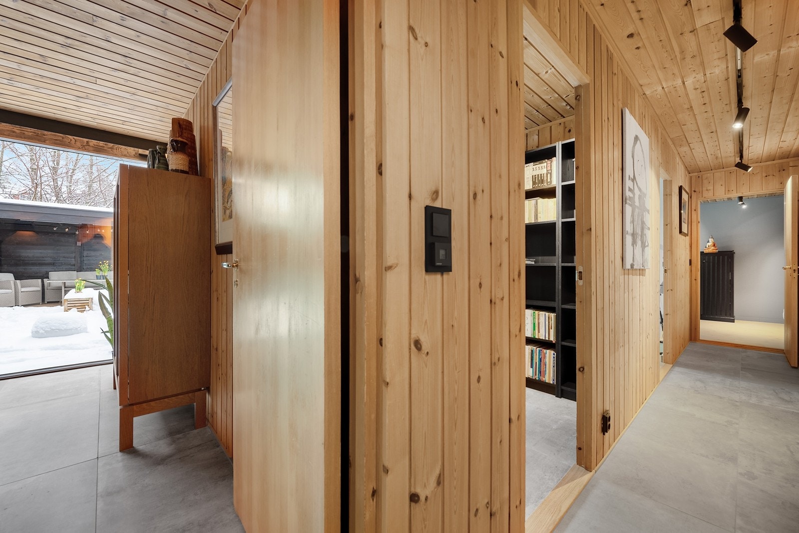 Nydelig kontraster mellom 2 stiler. Nye og eldre overflater. Garderober hele veien. Galleribilde