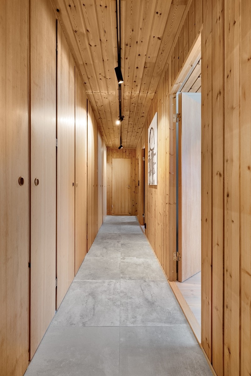 Nydelig kontraster mellom 2 stiler. Nye og eldre overflater. Garderober hele veien. Galleribilde