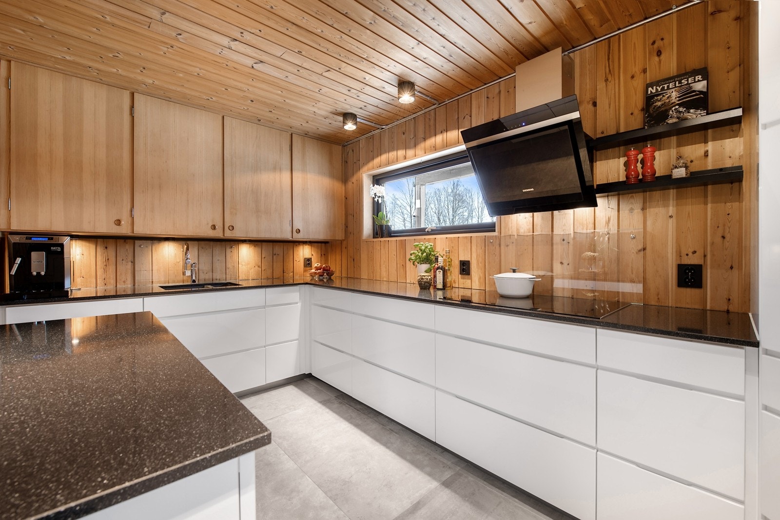 Praktisk kjøkken levert av KVIK med høykvalitets hvitevarer. Galleribilde