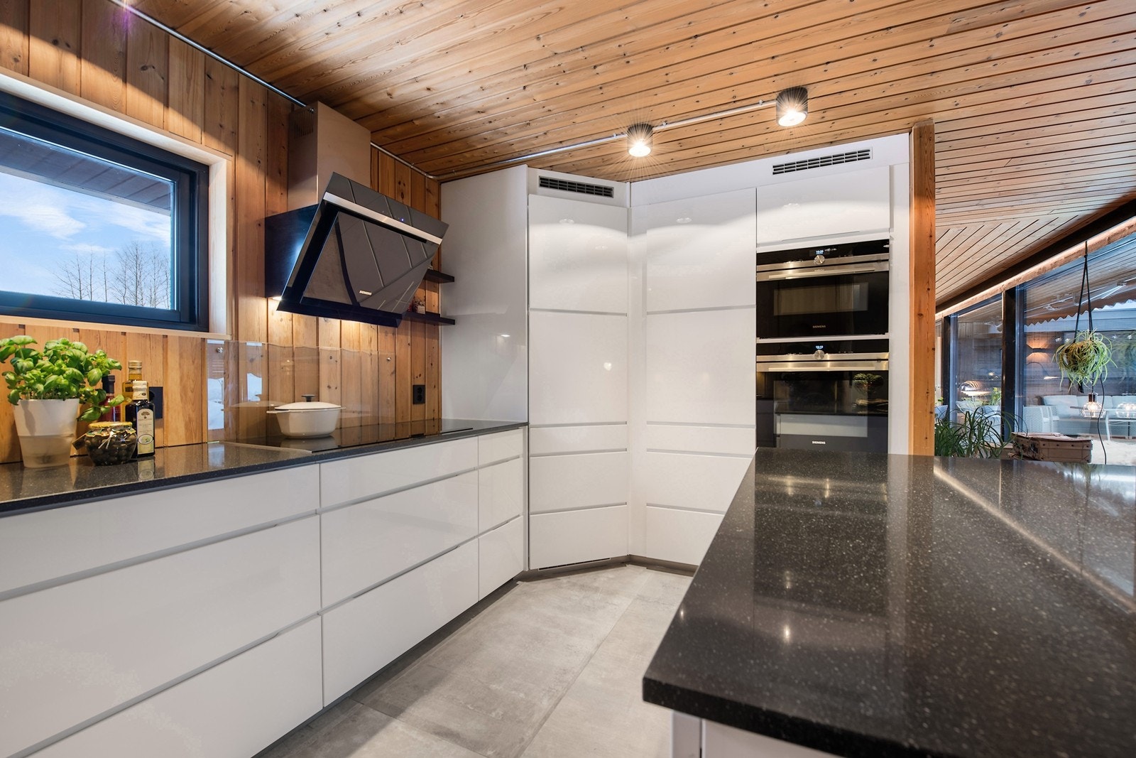 Praktisk kjøkken levert av KVIK med høykvalitets hvitevarer. Galleribilde