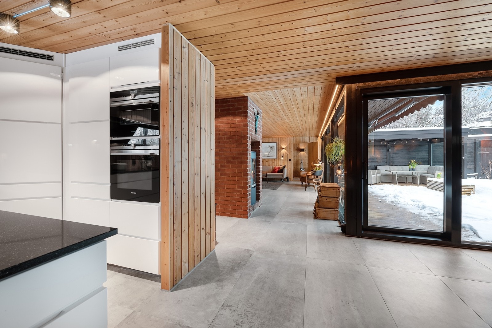 Praktisk kjøkken levert av KVIK med høykvalitets hvitevarer. Galleribilde