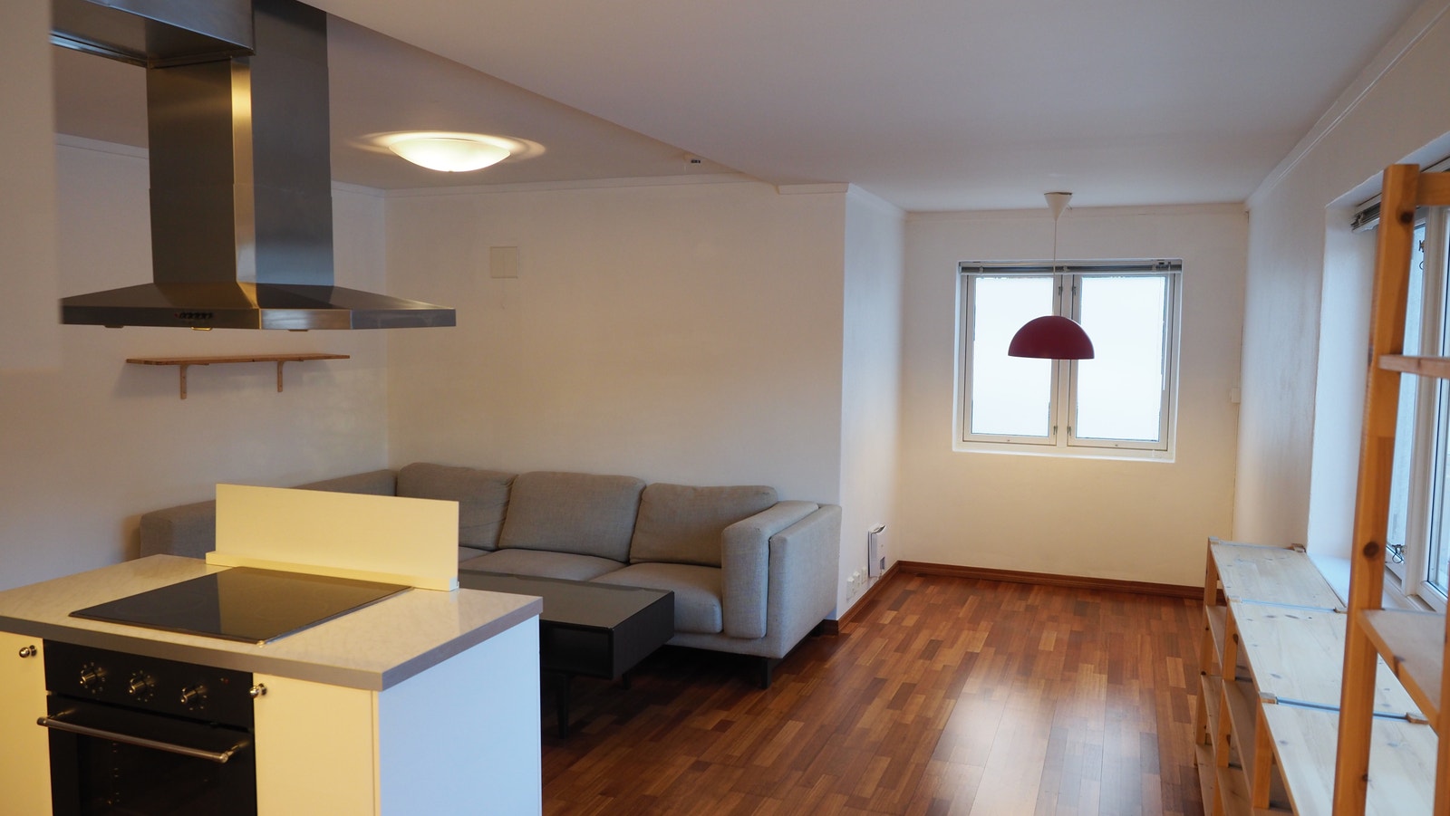 Kombinert kjøkken, stue og spisekrok/arbeidsplass Galleribilde