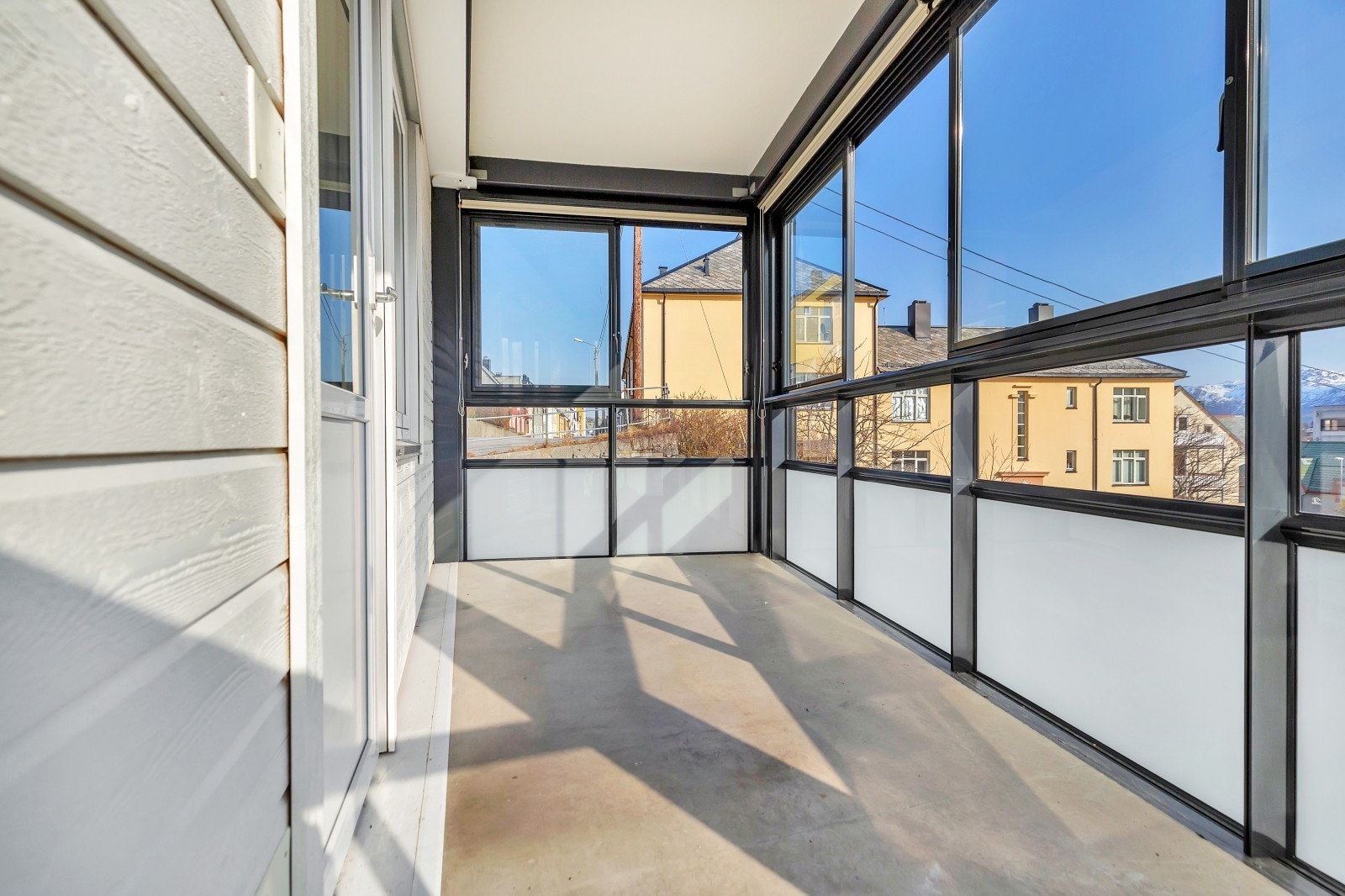 Innglasset balkong Galleribilde