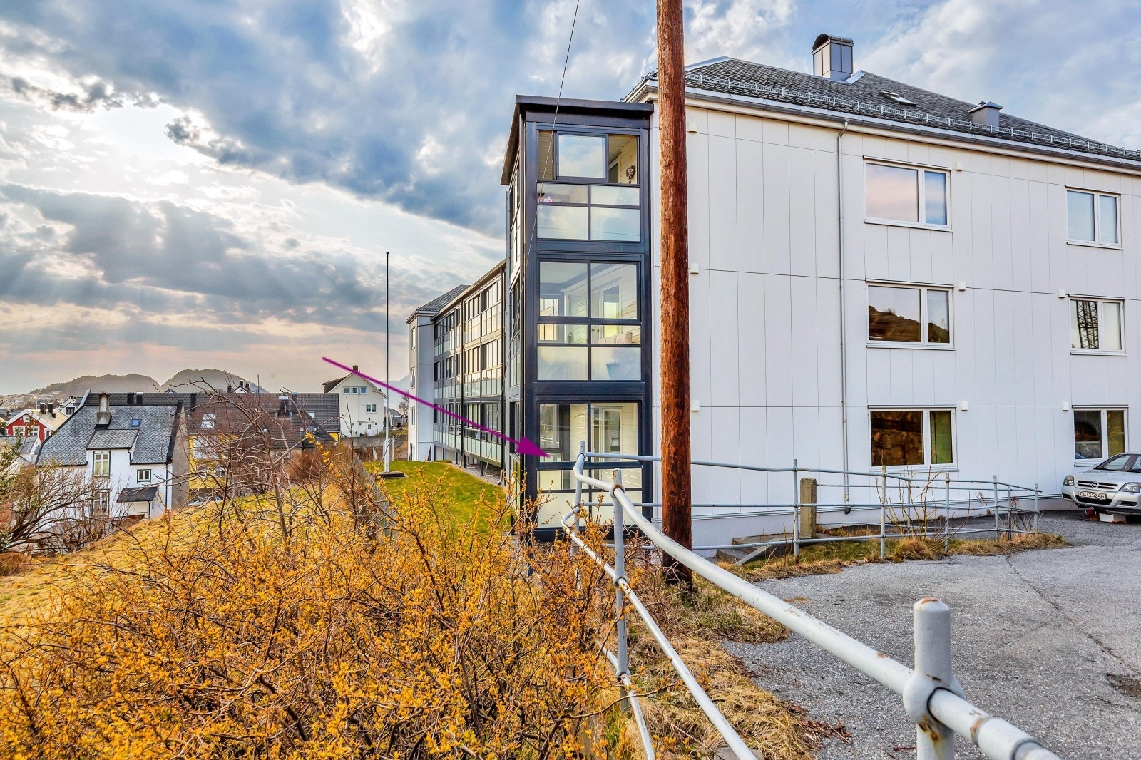 Innglasset balkong satt opp i 2012 Galleribilde