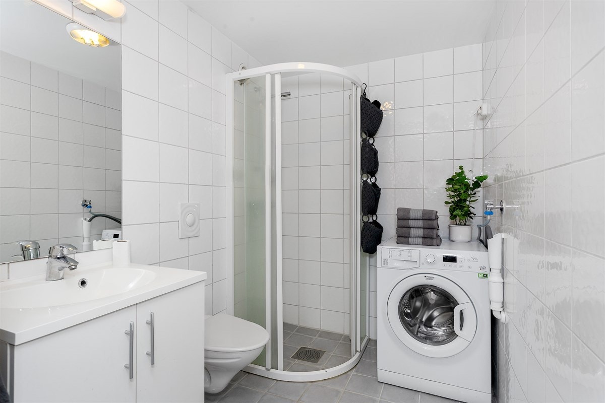 Flislagt bad med varme i gulv og opplegg for vaskemaskin. Galleribilde