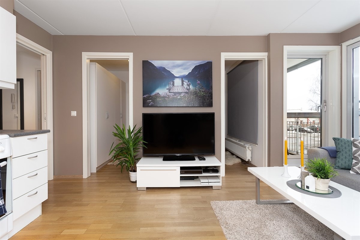 Fra stuen er det 2 innganger/skyvedører til soverommet. Galleribilde