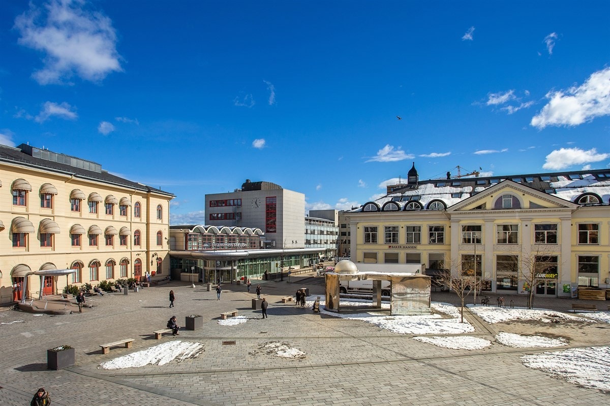 Områdebilde med Drammen stasjon til venstre og Borettslaget til høyre. Galleribilde