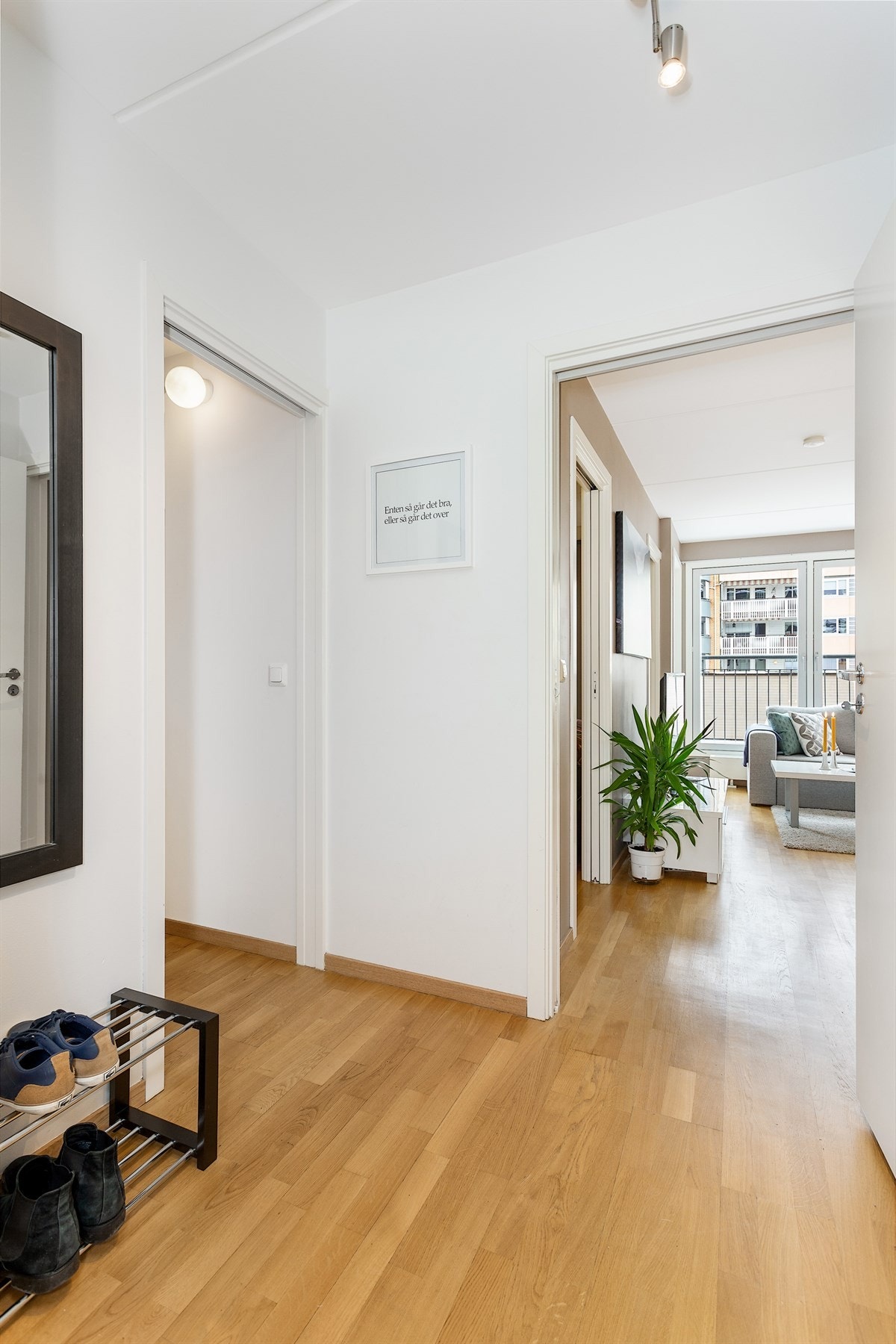 Fra leilighetens entré har du direkte tilgang til en praktisk bod. Galleribilde