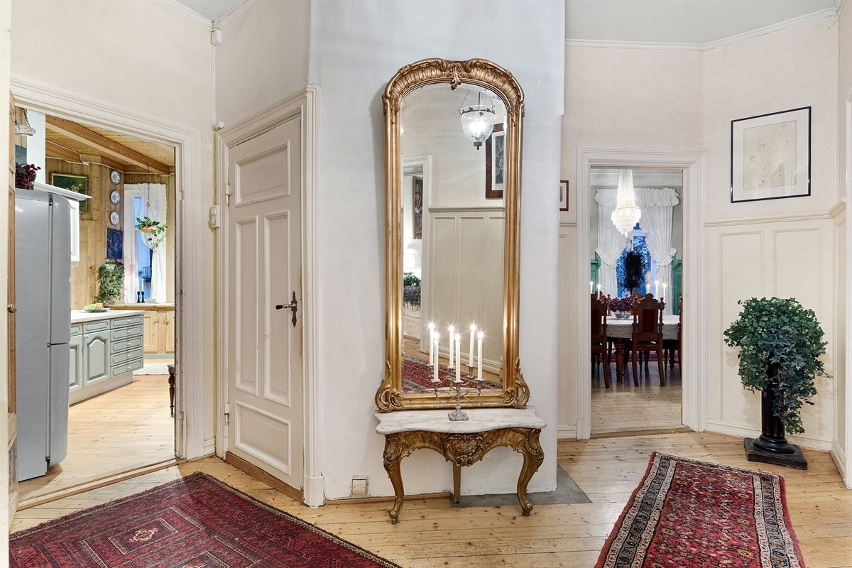 Entré med lysmalt brystningspanel Galleribilde