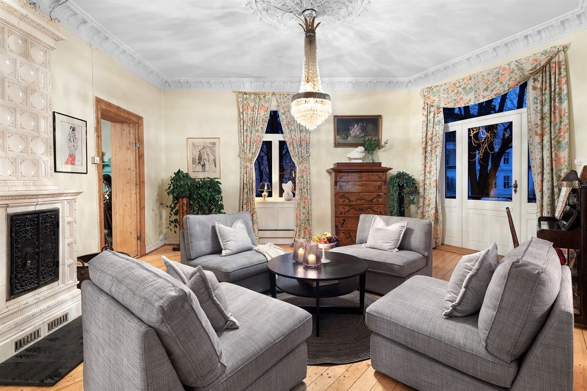 Det er hele fire ildsteder i leiligheten Galleribilde