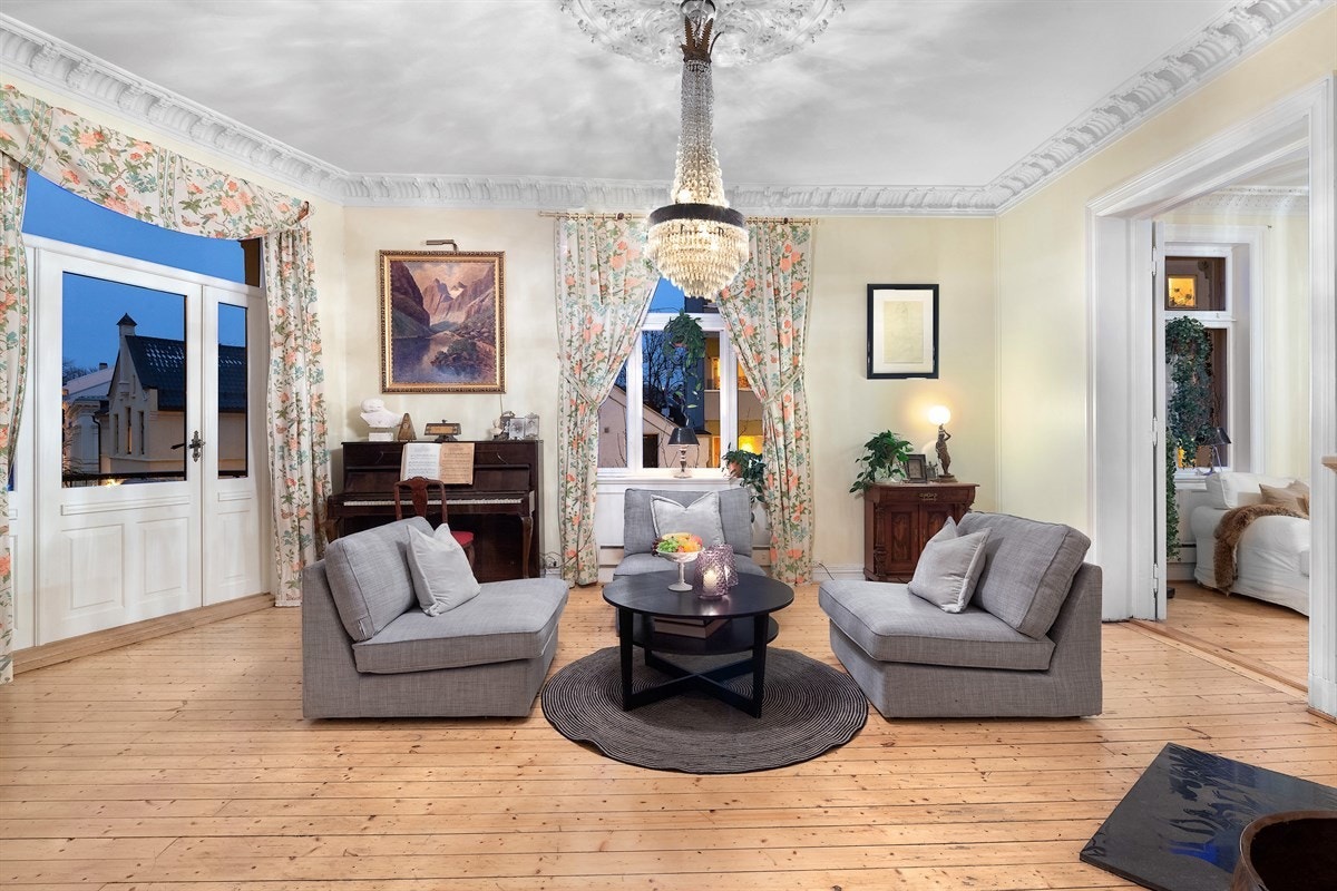 Leiligheten har klassiske detaljer som stukkatur og rosetter Galleribilde