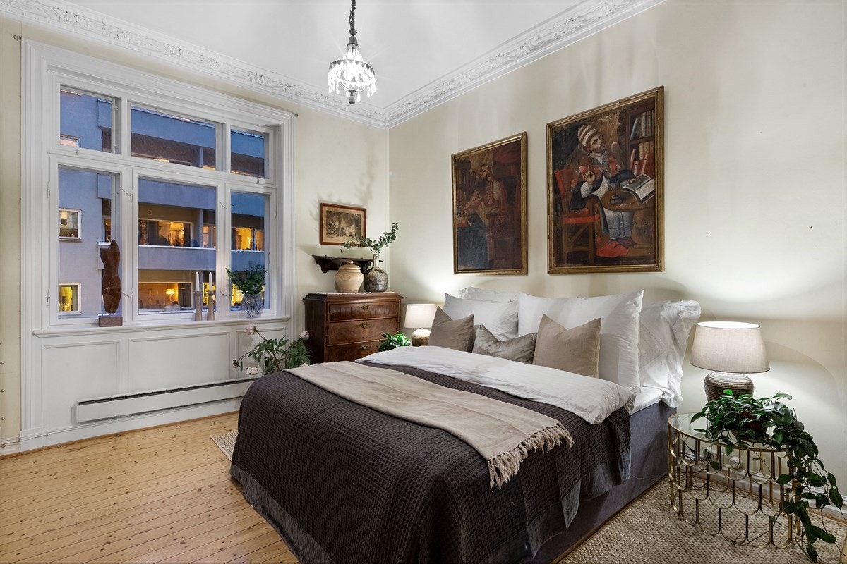 Romslig hovedsoverom med god plass til seng og garderobeløsning Galleribilde