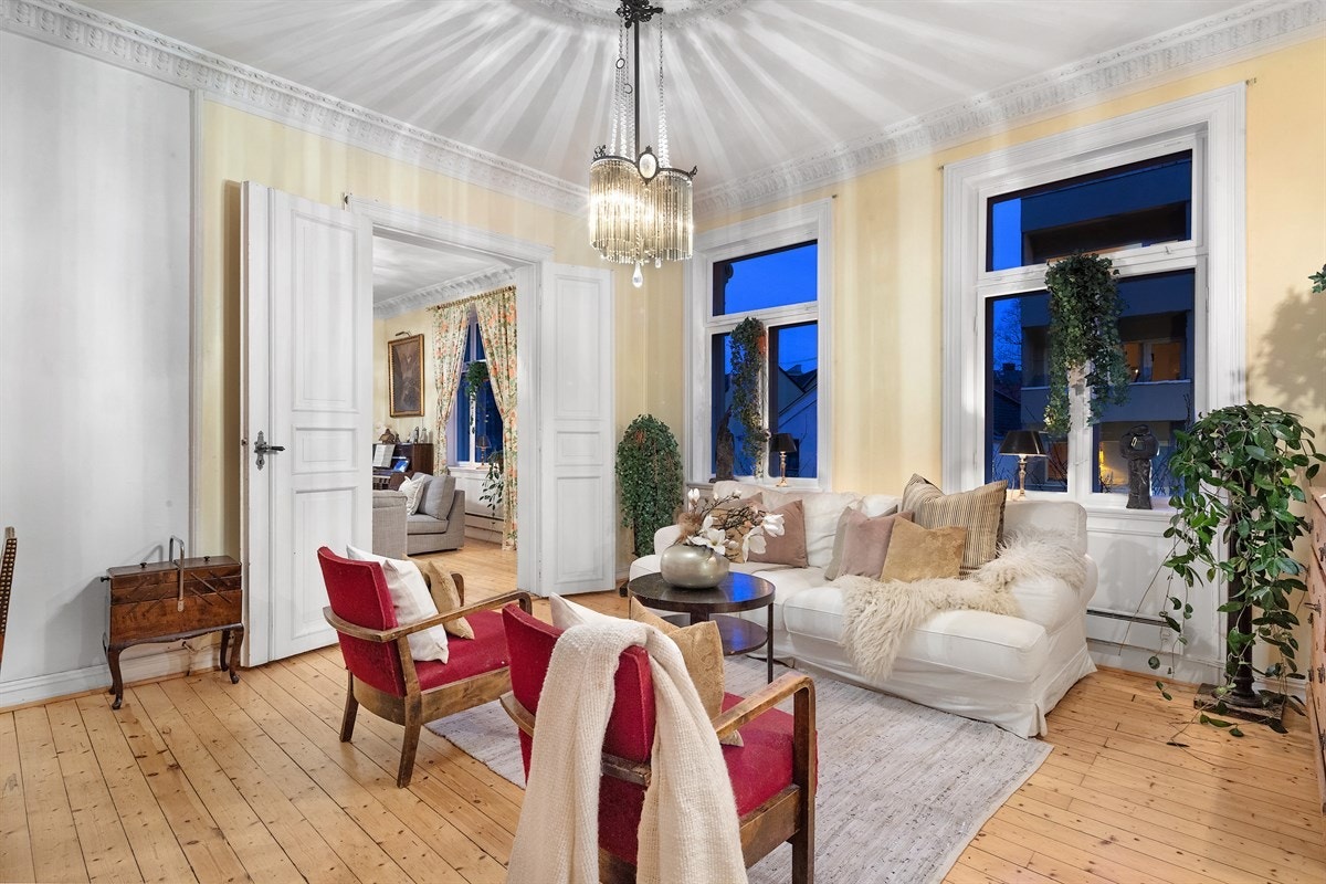 Klassisk, 5-roms hjørneleilighet med balkong med stort potensial Galleribilde