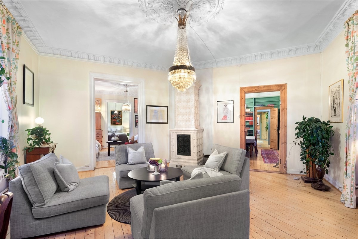 Det er to stuer, samt spisestue Galleribilde