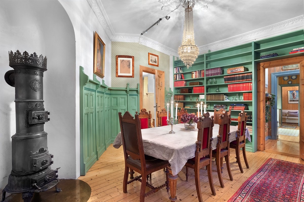 Spisestue med brystpanel og flotte detaljer Galleribilde