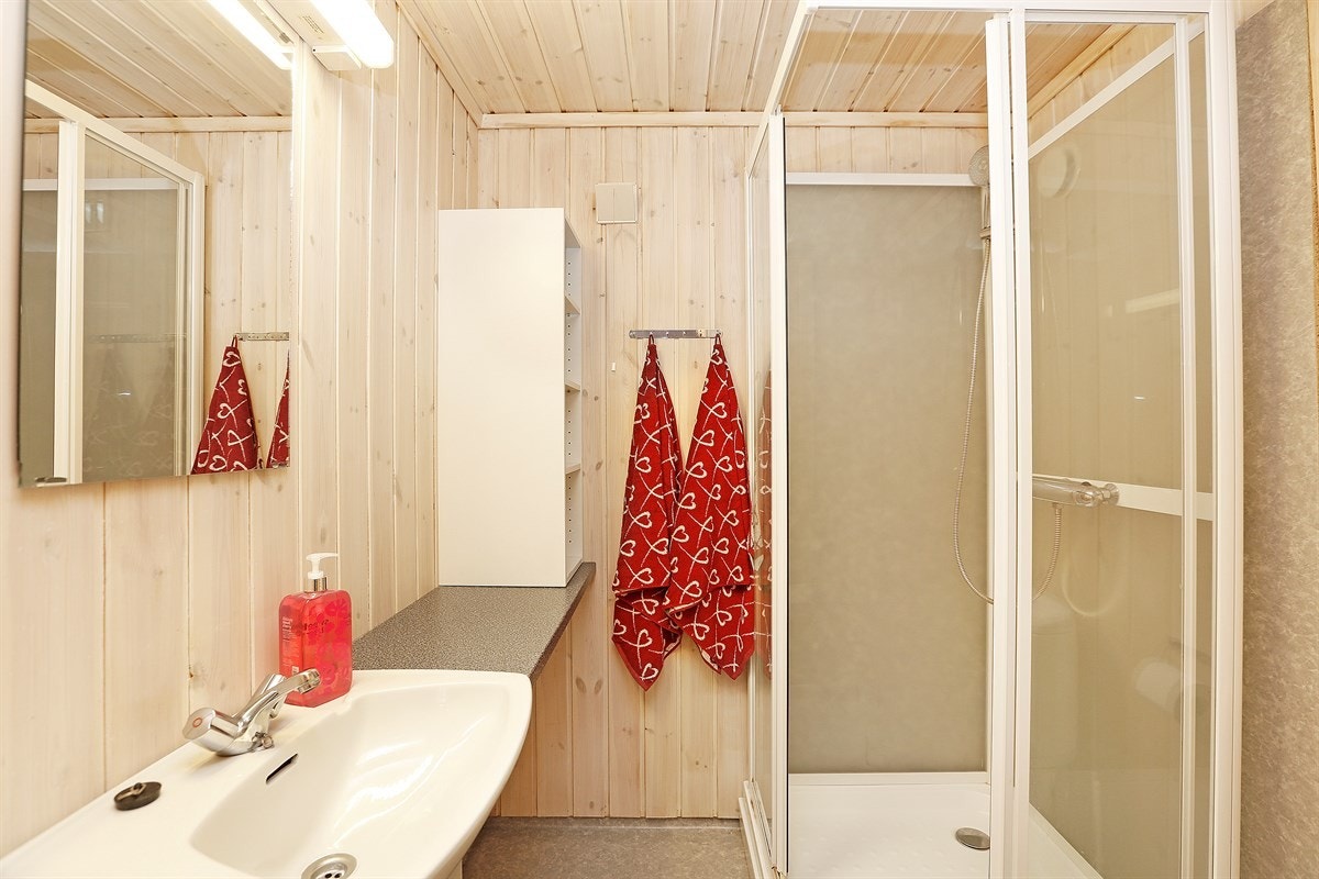 Bad med dusj og toalett Galleribilde