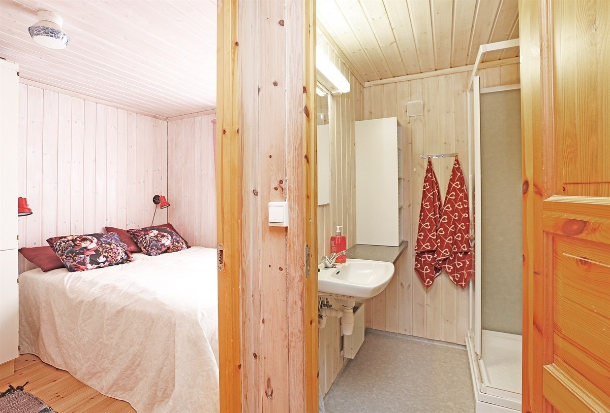 Til venstre for kjøkken er det bad og soverom Galleribilde