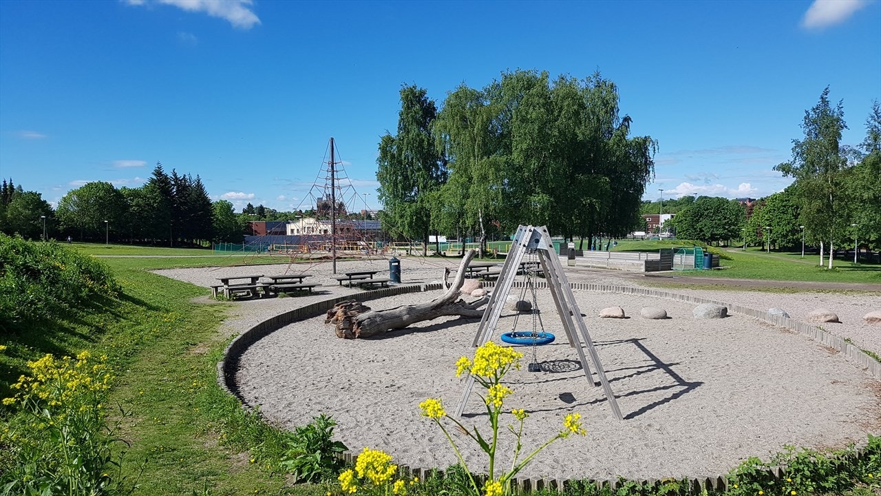 Voldsløkka ligger rett i nabolaget og kan tilby ulike fotballbaner, sandvolleyballbaner, lekeapparater og andre aktiviteter. Det er heller ikke lange spaserturen til Sagene og Nydalen med et godt utvalg av koselige kafeér. Galleribilde