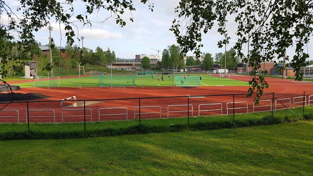 Idrettshøyskolen på Kringsjå har løpebaner, store gress-sletter til fotball, snøpark på vinterstid. Galleribilde