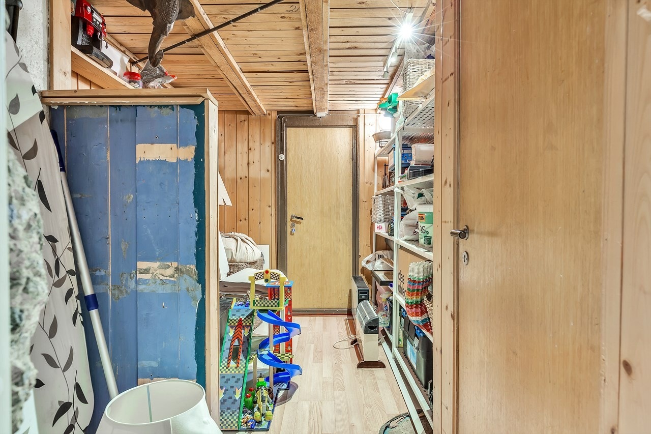 Det er god bodplass i kjelleren, totalt 9 kvm. I tillegg ligger felles sykkelbod vegg-i-vegg. Galleribilde