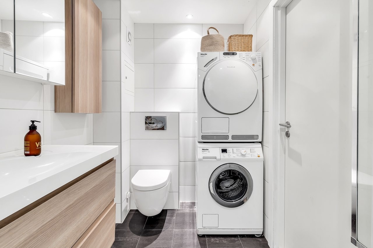 Et delikat og utvidet bad fra 2012 med varmekabler i gulv. Opplegg for vaskemaskin og tørketrommel. Avtrekksvifte og godt med skap/skuffer. Galleribilde